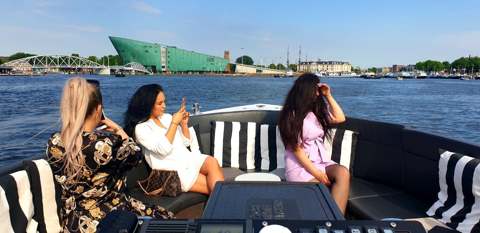 review-varen-op-de-grachten-eventus-04 boot huren amsterdam